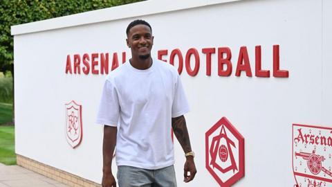 Ezri Konsa arriving at Arsenal's training ground