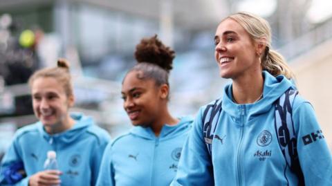 Vivianne Miedema, Khiara Keating and Jill Roord