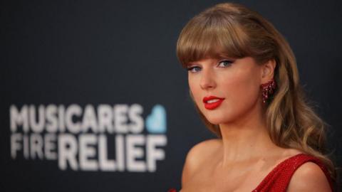 Taylor Swift poses at the red carpet during the 67th Annual Grammy Awards
