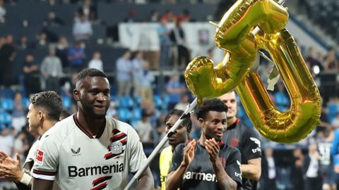 Victor Boniface celebrates with balloons after Bayer Leverkusen went 50 games unbeaten