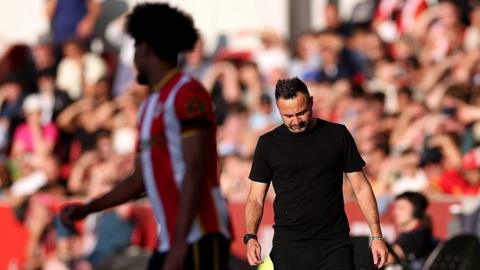 Roberto de Zerbi looking downbeat with his head bowed during Tottenham's defeat at Brentford