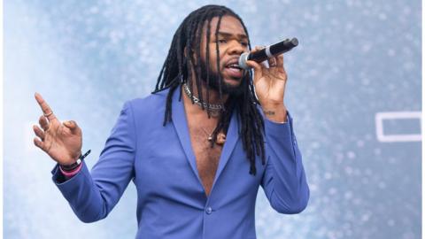 MNEK performing