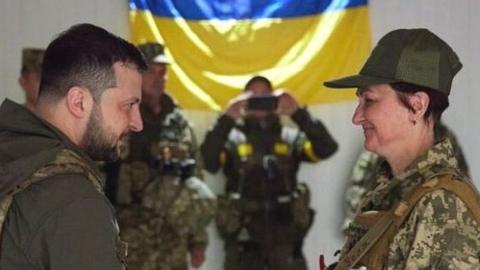 Presidency Zelensky greeting Ukrainian troops defending Kharkiv, 29 May 22