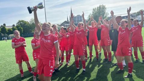 Jersey Bulls Women lift the league title trophy