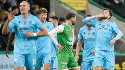 St MIrren celebrate scoring against HIbs