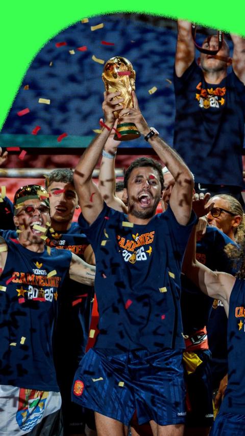 Rodri with the World Cup trophy