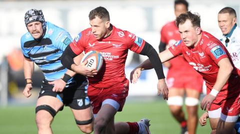 Gareth Davies runs in to score for Scarlets