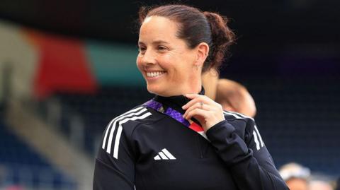Rhian Wilkinson yn paratoi ar gyfer gêm gyntaf Cymru yn Euro 2025 yn erbyn Yr Iseldiroedd