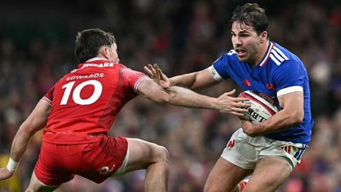 Antoine Dupont side-steps Dan Edwards