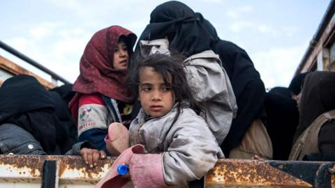 Civilians who have fled the last IS-held area in Syria, around the village of Baghuz (14 February 2019)