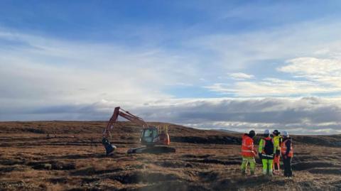 Digear agus luchd-obrach bhon phròiseact ùrachadh na mòintich am Breascleit