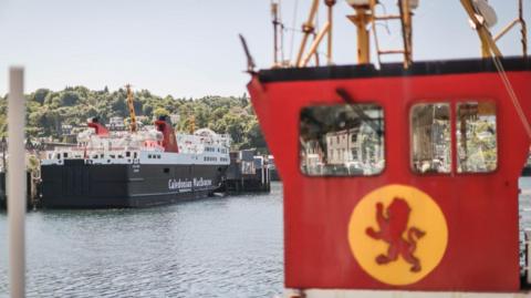 Aiseagan ChalMac anns an Òban air là grianach