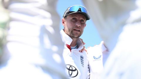 Joe Root talks to his England players in a huddle