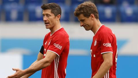 Bayern Munich's Robert Lewandowski and Thomas Muller look djected