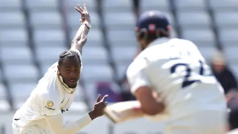 Jofra Archer bowling