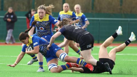 Gwalia Lightning attack is stopped by two Glasgow defenders