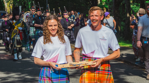 Kara Hanlon agus Stephen Libby a' giùlain batan an Rìgh