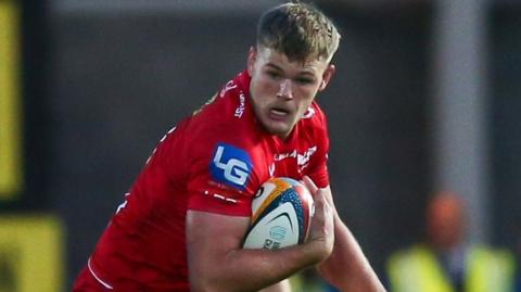 Taine Plumtree attacks for Scarlets