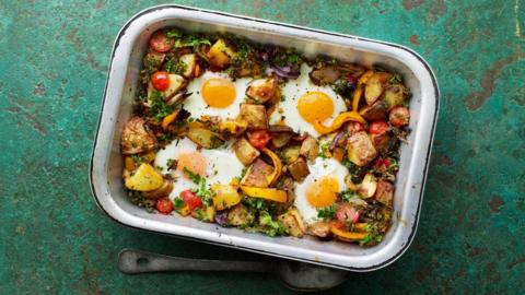 Potato hash with tomatoes, pepper and kale