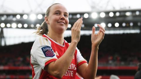 Beth Mead playing for Arsenal