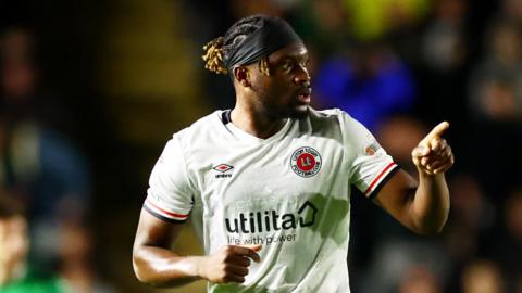 Teden Mengi playing for Luton