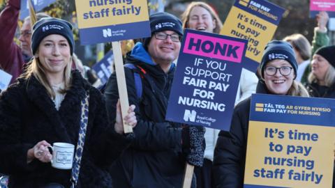 nyrsys Cymru ar streic