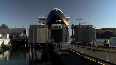 MV Clansman aig a' chidhe air an Tairbeart, Na Hearadh