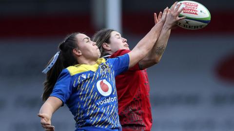 Bryonie King and Gwen Crabb challenge for lineout ball