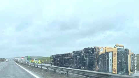 A lorry overturned on the M74