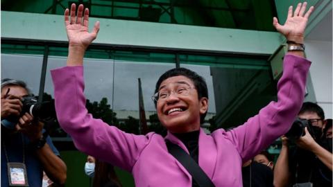 Nobel Laureate Maria Ressa gestures after she was acquitted of the tax evasion cases against her at the Court of Tax Appeals in Quezon City, Metro Manila on January 18, 2023.
