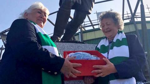 Jack Leslie's granddaughters with his FA cap