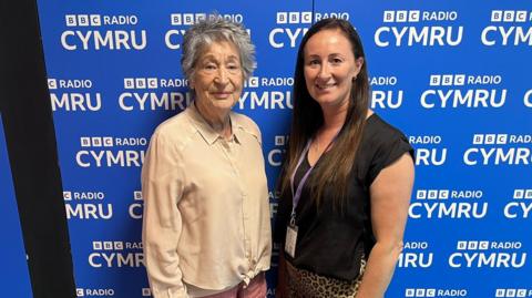 Beti George gyda Hannah Parr