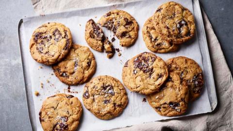  A tray of chocolate chip cookies.