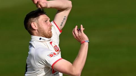 Jamie Porter bowls for Essex