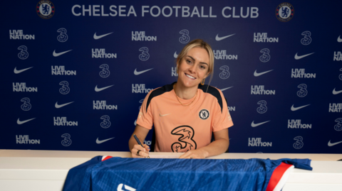 Ellie Carpenter signs for Chelsea