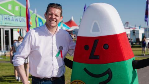 Rhun ap Iorwerth gyda Mr Urdd ar y maes