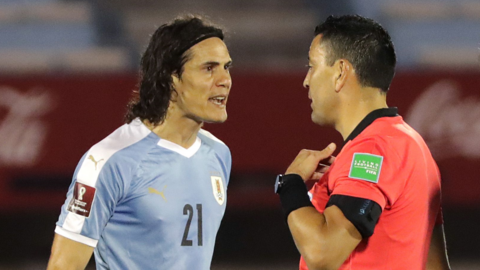 Edinson Cavani argues with the referee following his sending off