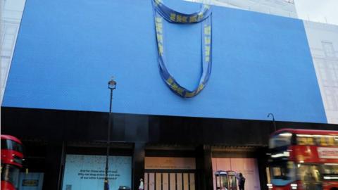 A large installation representing a Frakta bag is on the side of the building