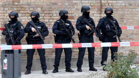 Police at scene outside synagogue, Halle, 9 Oct 19