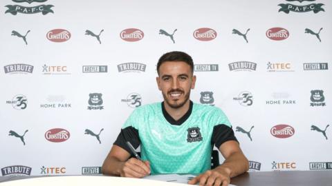 Plymouth Argyle have signed Spanish defender Julio Pleguezuelo to two-year deal from FC Twente.