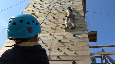 Plant yn dringo yn Llangrannog