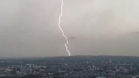 Lightning strikes London horizon