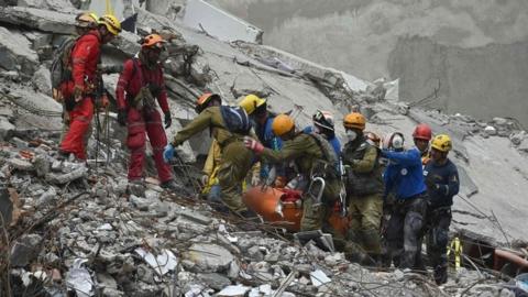 Rescuers search for survivors in a flattened building in Mexico City. Photo: 21 September 2017