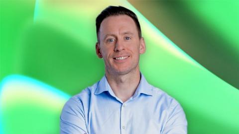 Presenteer Connor Phillips on a green background.