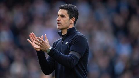 Mikel Arteta applauding