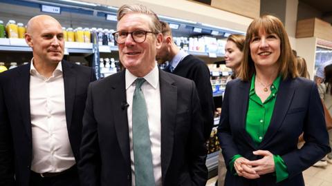 UK Prime Minister Sir Keir Starmer and Chancellor Rachel Reeves meet with Lidl CEO Ryan McDonnell as they visit a Lidl supermarket in central London on 20 May 2025.