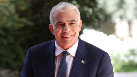 Yair Lapid arrives at Israeli President Reuven Rivlin's residence in Jerusalem (5 May 2021)