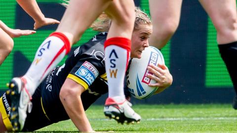 Eboni Partington scores a try for York