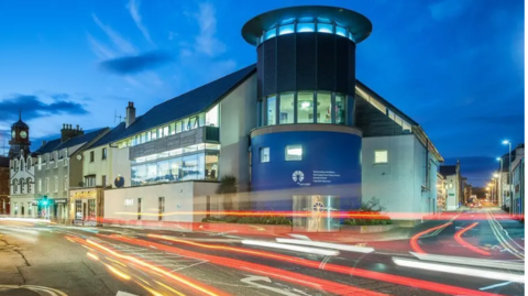 An Lanntair ann an Steòrnabhagh - dealbh air a thogail le time lapse le sriantan solais nan càraichean 