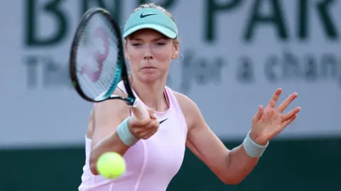 Katie Boulter hits a forehand